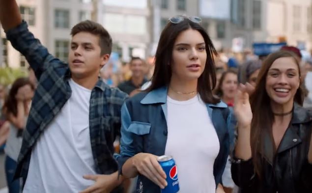 Troppe polemiche per il nuovo spot: Pepsi ritira la pubblicità con Kendall Jenner