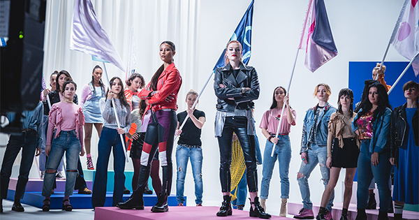 Avon lancia un video musicale con il duo Icona Pop per celebrare il coraggio femminile