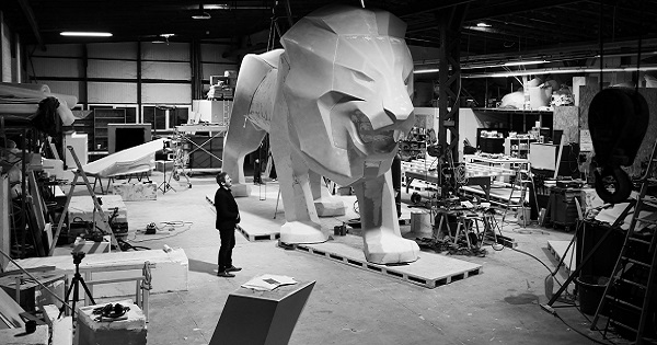 Peugeot celebra i 160 anni del suo iconico leone con una scultura monumentale