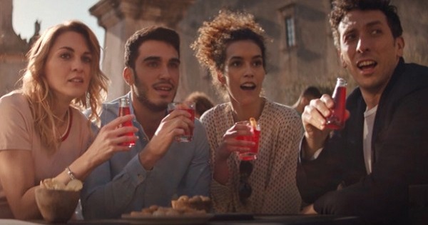 Campari Soda lancia la nuova campagna per l’aperitivo “senza etichette”