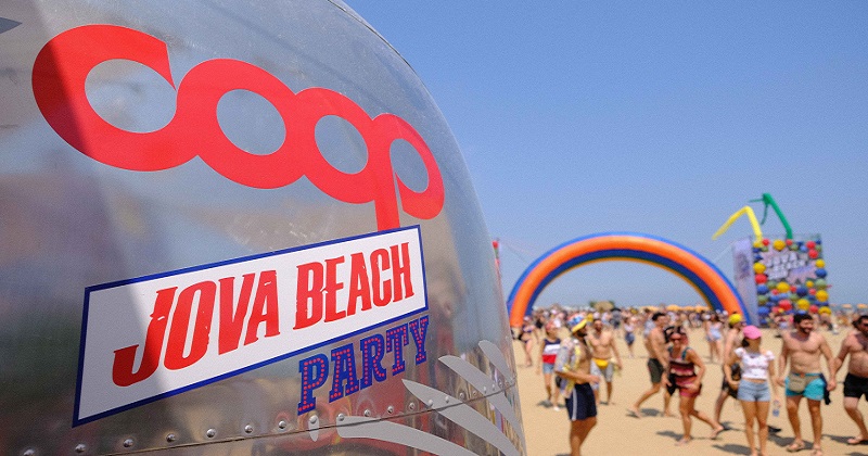 Coop consegna le t-shirt riciclate ai comuni del Jova Beach Party