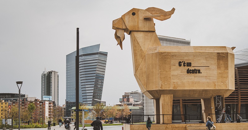 Milano torna a sorridere: un caprone gigante in piazza Gae Aulenti