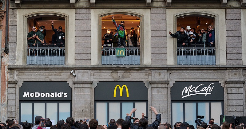 McDonald’s: tutti in fila per il Big Mac e a sorpresa arriva Ghali