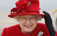 Addio a Elisabetta II d’Inghilterra, regina della “sartorial diplomacy”