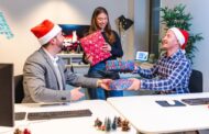 Lavoro, i regali di Natale aziendali rendono più felici