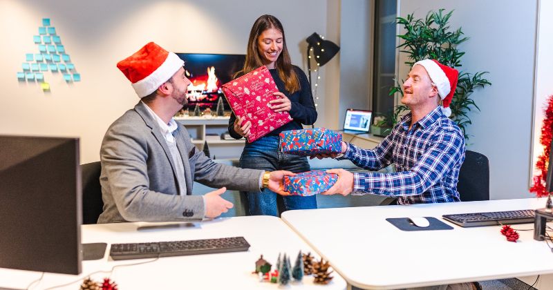 Lavoro, i regali di Natale aziendali rendono più felici